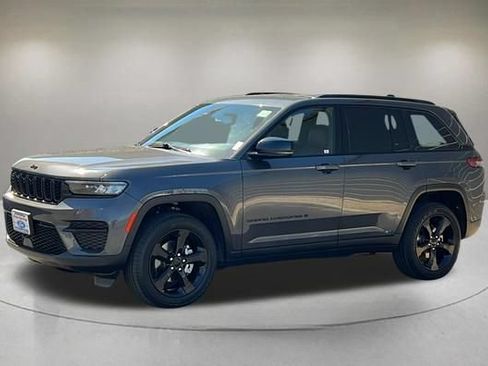 Used 2023 Jeep Grand Cherokee Altitude AWD/4WD image 2