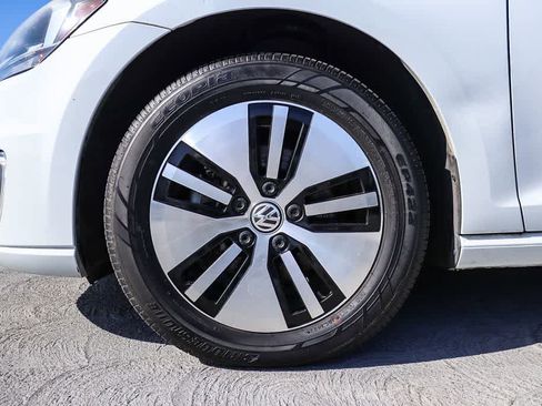 Used 2018 Volkswagen e-Golf SE FWD image 11