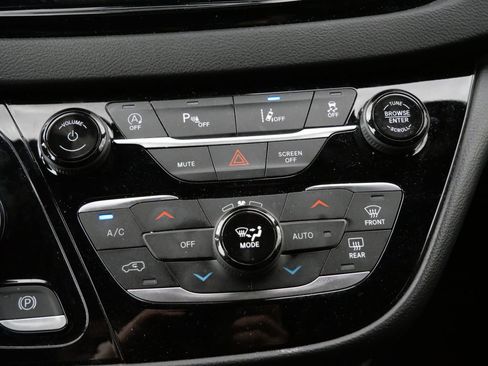 Used 2025 Chrysler Pacifica Select FWD image 24