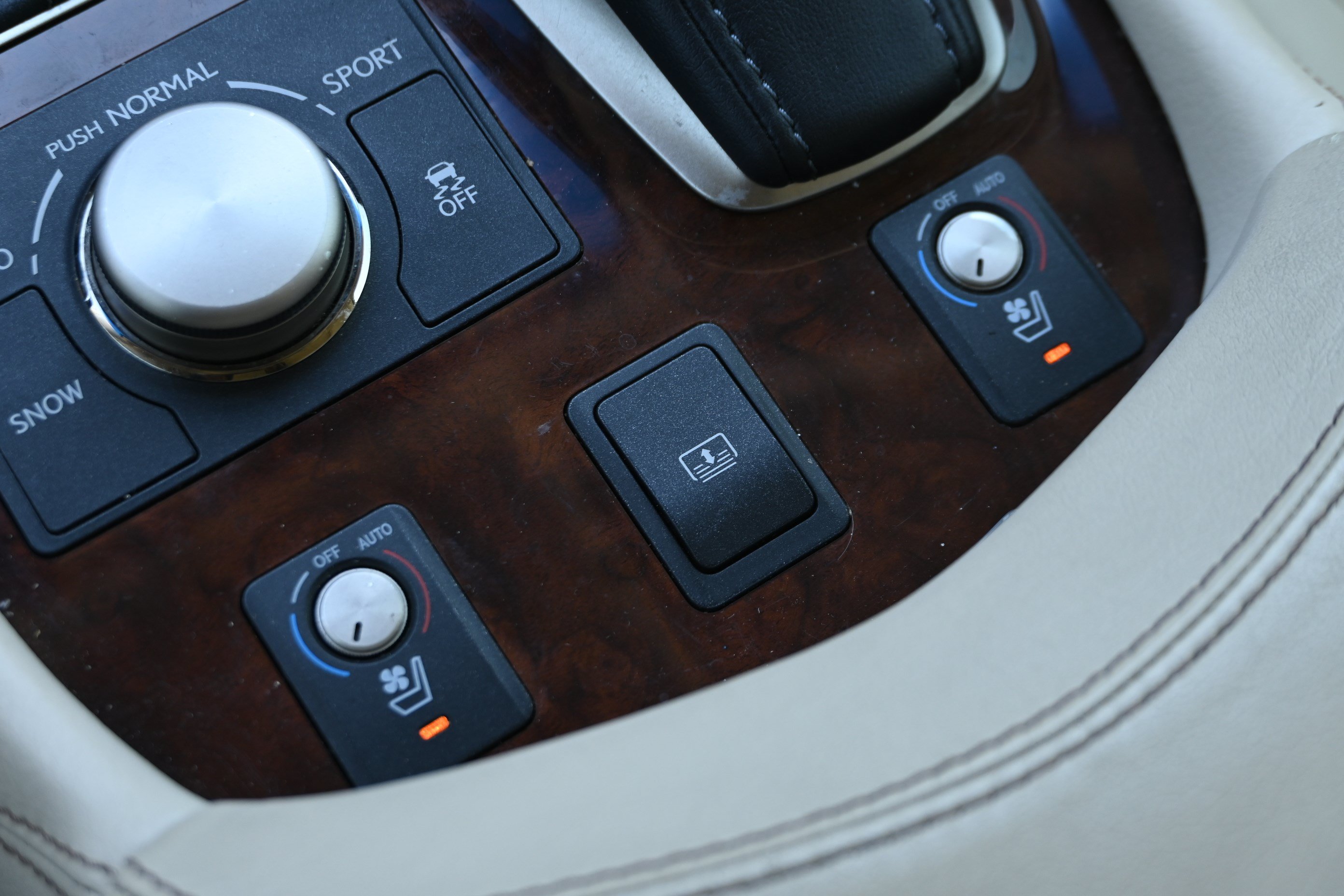 Used 2014 Lexus LS 460 w/ Comfort Package RWD image 23