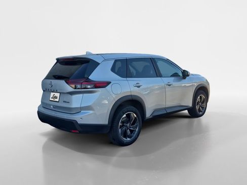 Used 2024 Nissan Rogue SV image 4