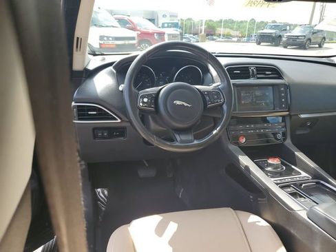 Used 2018 Jaguar F-PACE Premium AWD/4WD image 11