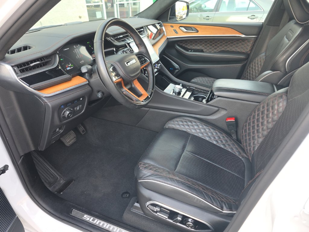 Used 2022 Jeep Grand Cherokee Summit AWD/4WD image 10