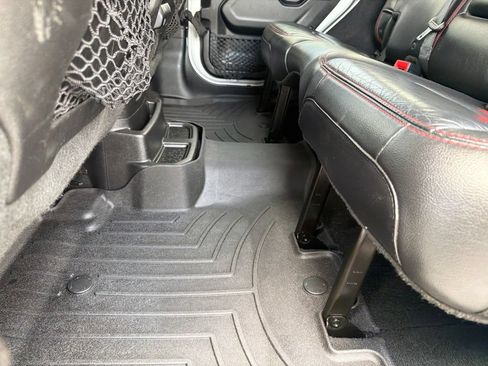 Used 2018 Jeep Wrangler Unlimited Rubicon w/ Cold Weather Group AWD/4WD image 18
