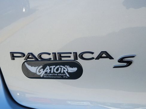 Used 2024 Chrysler Pacifica Limited w/ S Appearance Package FWD image 6