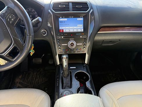 Used 2017 Ford Explorer Platinum image 11