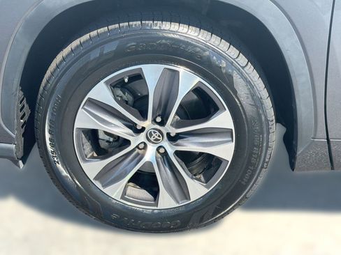 Used 2023 Toyota Highlander XLE image 11