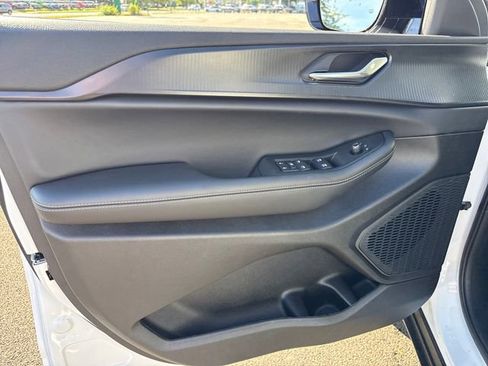 New 2025 Jeep Grand Cherokee Altitude image 11