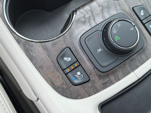 Used 2023 GMC Acadia Denali w/ Denali Ultimate Package FWD image 33