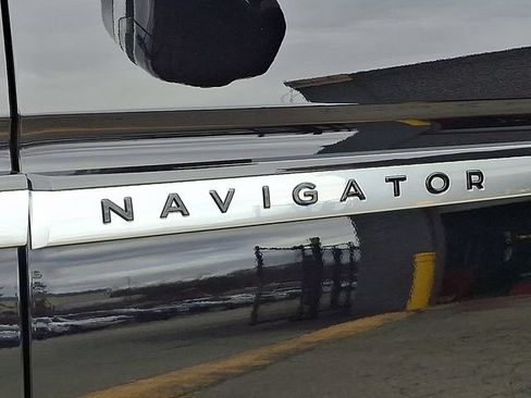 Certified 2025 Lincoln Navigator Reserve AWD/4WD image 32