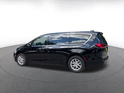 Used 2024 Chrysler Pacifica Touring-L FWD image 8