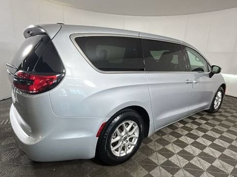 Used 2023 Chrysler Pacifica Touring-L FWD image 2