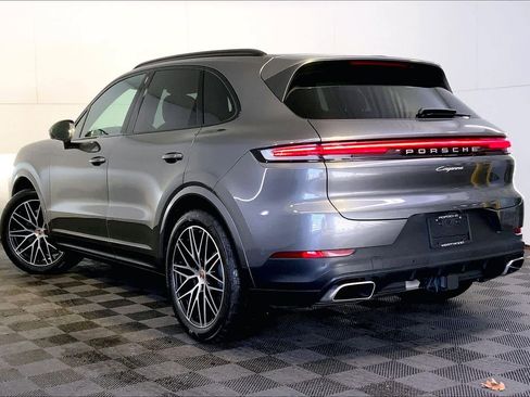 Used 2025 Porsche Cayenne image 3