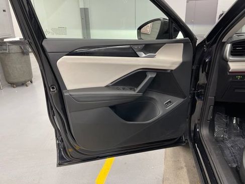 Used 2025 Volkswagen Tiguan SE w/ Panoramic Sunroof Package AWD/4WD image 27