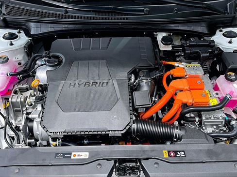 Used 2025 Hyundai Elantra Hybrid FWD image 9
