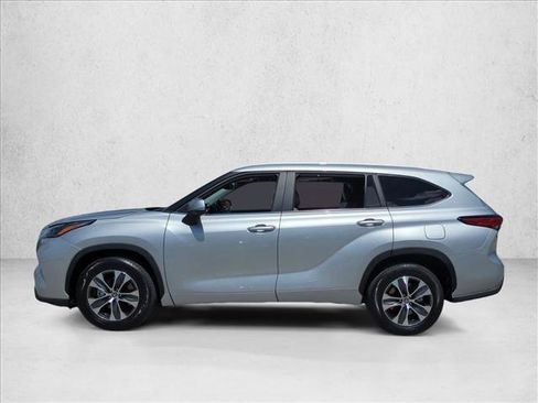 Used 2023 Toyota Highlander XLE FWD image 9