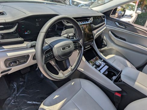 Used 2022 Jeep Grand Cherokee Overland AWD/4WD image 10