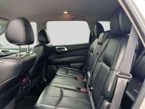 Used 2020 Nissan Pathfinder SL FWD image 12