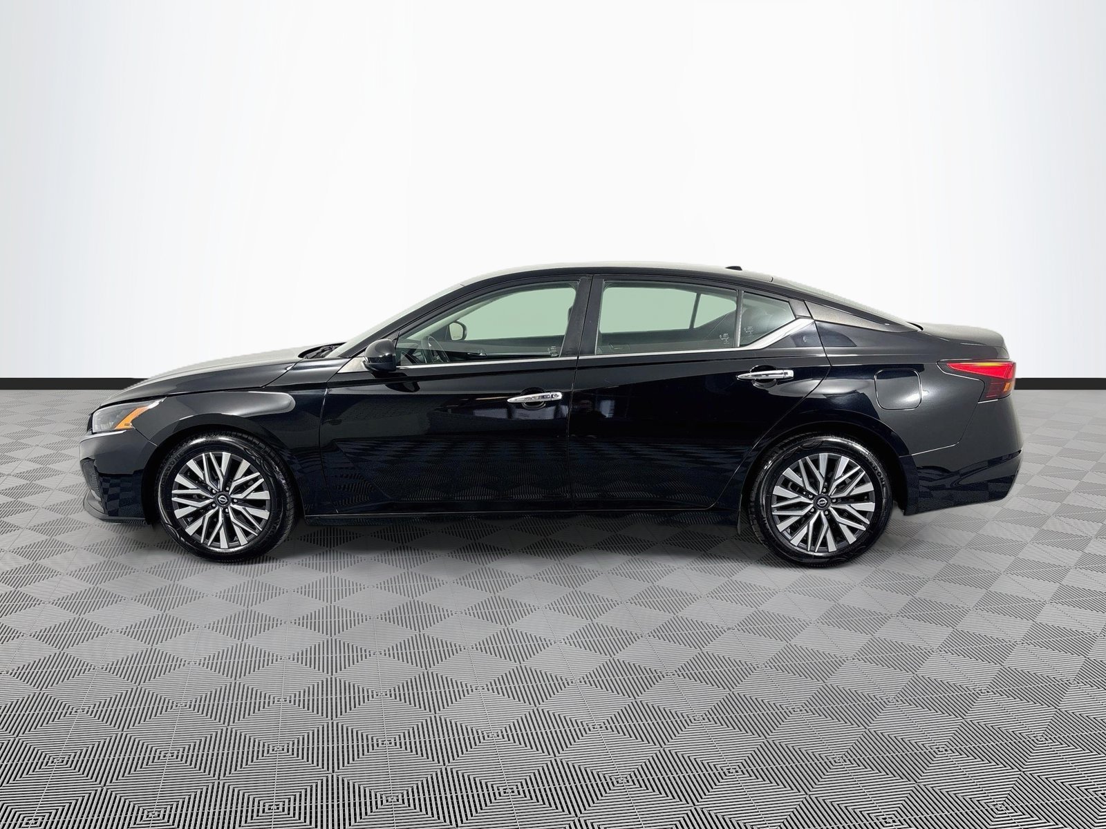 Used 2023 Nissan Altima 2.5 SV FWD image 4
