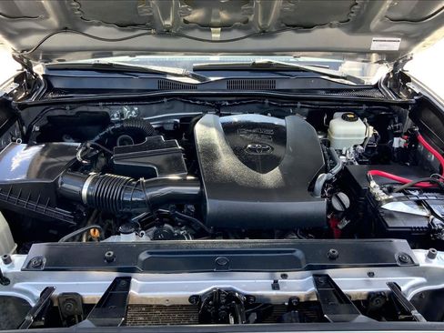 Used 2018 Toyota Tacoma TRD Off-Road w/ Technology Package AWD/4WD image 31