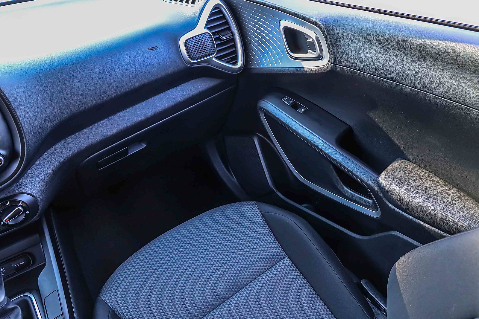 Certified 2025 Kia Soul LX w/ LX Technology Package FWD image 18