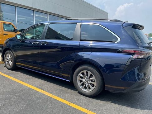 Used 2023 Toyota Sienna XLE FWD image 10