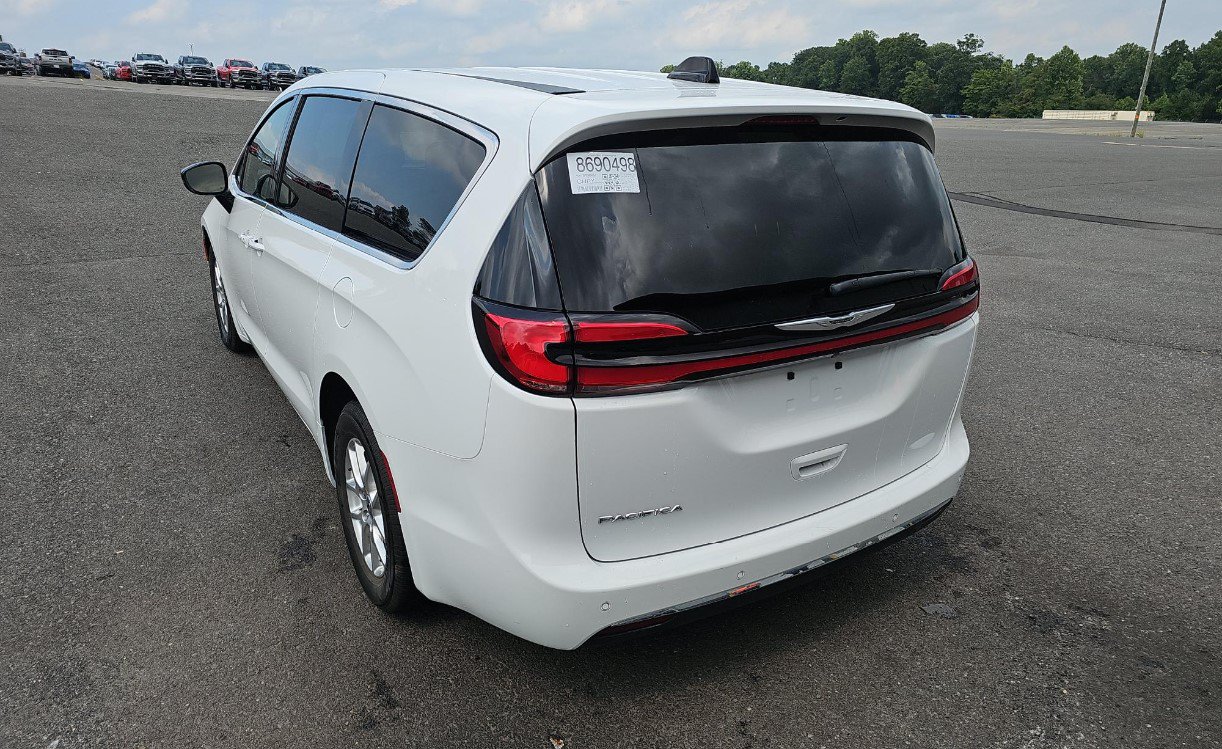 Used 2025 Chrysler Pacifica Select FWD image 6