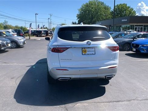 Used 2024 Buick Enclave Essence image 4