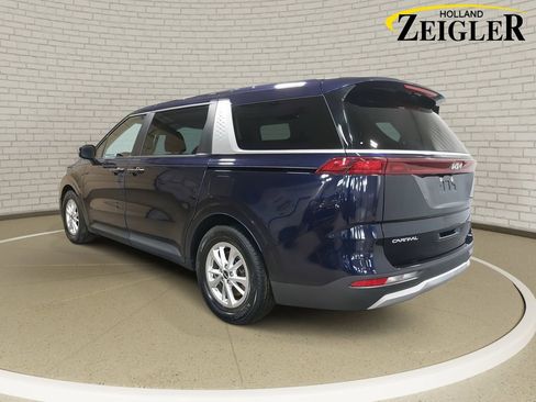 Used 2023 Kia Carnival LX FWD image 7