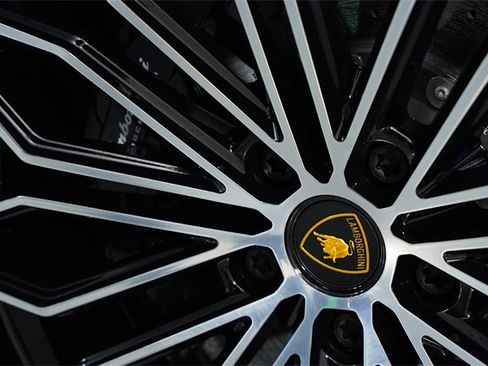 Used 2025 Lamborghini Urus SE image 9