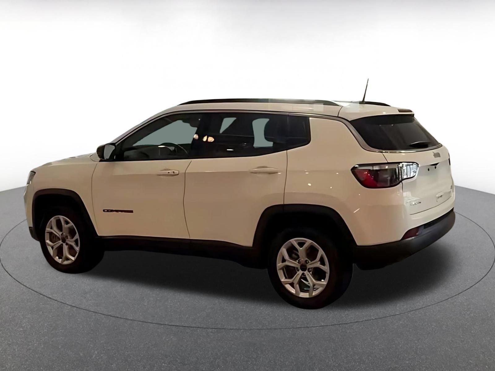 Used 2025 Jeep Compass Latitude AWD/4WD image 9