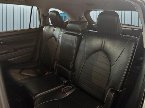 Used 2023 Toyota Highlander XLE AWD/4WD image 23