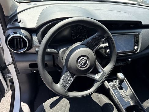 Used 2022 Nissan Kicks SV FWD image 14