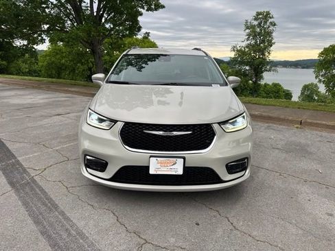 Used 2021 Chrysler Pacifica Touring-L FWD image 2