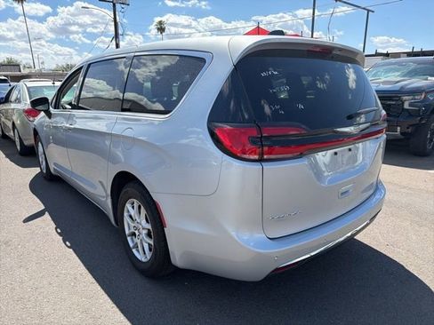 Used 2023 Chrysler Pacifica Touring-L image 4