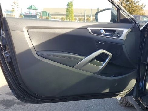 Used 2013 Hyundai Veloster w/ Tech Pkg image 8