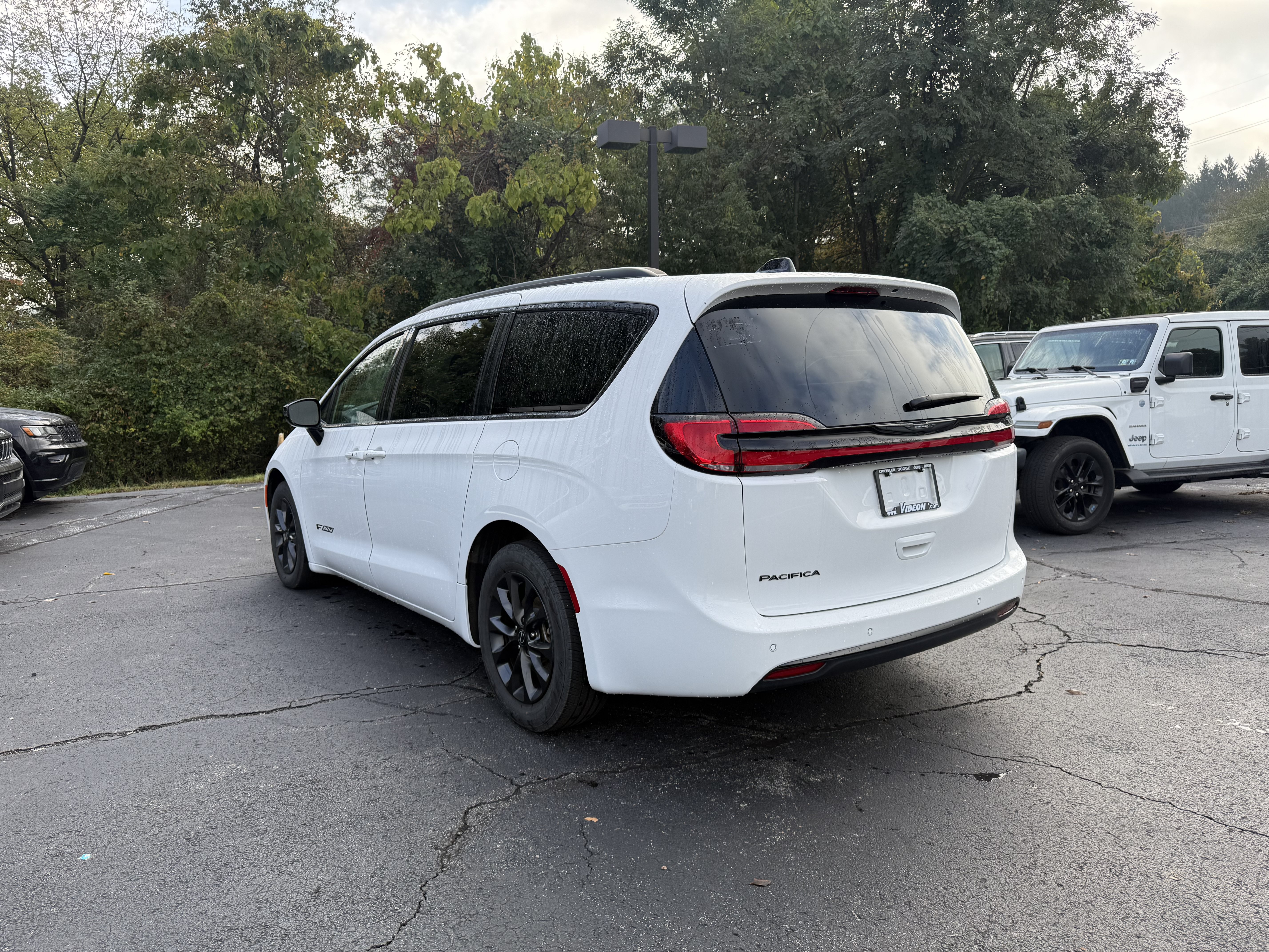 Used 2025 Chrysler Pacifica Select w/ Fav Edition Package FWD image 2