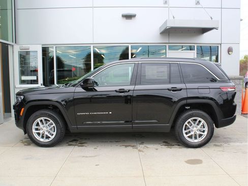 New 2025 Jeep Grand Cherokee Laredo X w/ Luxury Tech Group I image 6