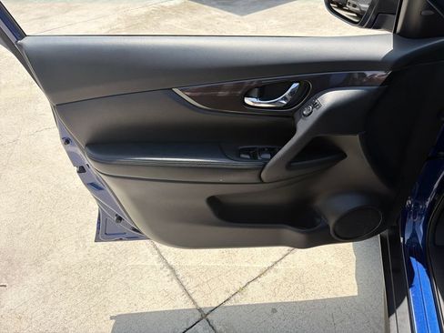 Used 2018 Nissan Rogue SV FWD image 16