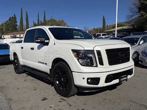 Used 2018 Nissan Titan SV w/ SV Convenience Package image 1