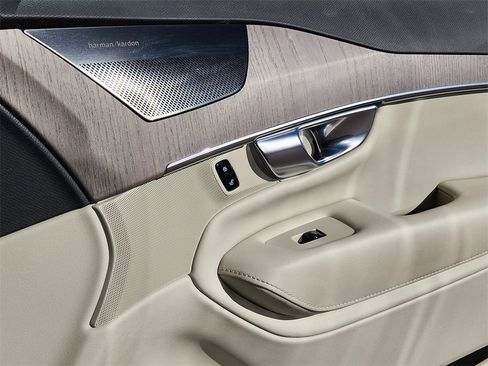 Used 2023 Volvo XC90 B6 Plus w/ Protection Package Premier image 21