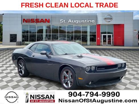 Used 2014 Dodge Challenger SXT RWD image 1