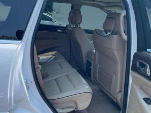 Used 2017 Jeep Grand Cherokee Overland w/ Jeep Active Safety Group RWD image 5
