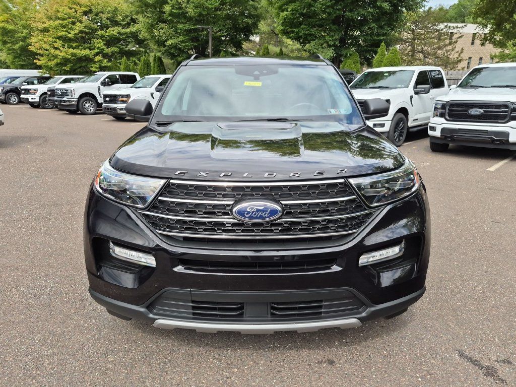 Certified 2021 Ford Explorer XLT w/ Equipment Group 202A AWD/4WD image 4