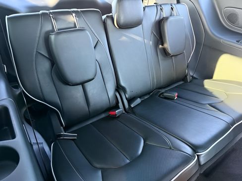 Used 2025 Chrysler Pacifica Limited FWD image 13