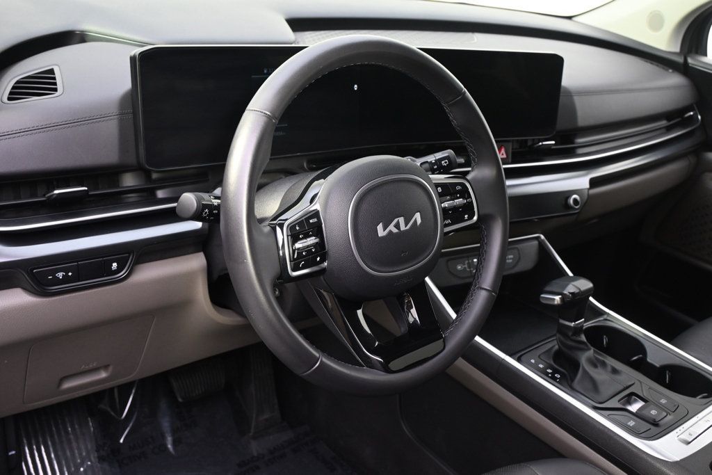 Used 2025 Kia Carnival FWD image 11