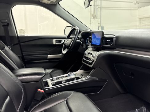 Used 2023 Ford Explorer XLT w/ Equipment Group 202A image 25