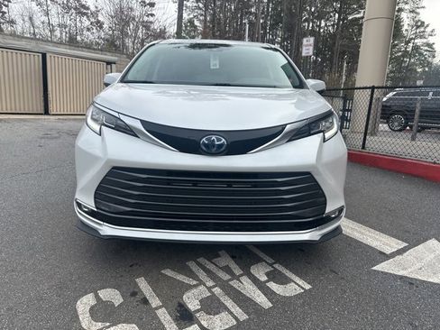 Used 2023 Toyota Sienna Limited image 2