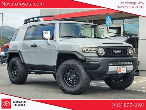 Used 2014 Toyota FJ Cruiser 4WD w/ Convenience Package image 1