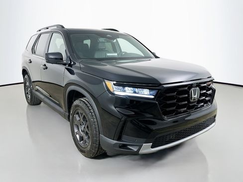 Used 2024 Honda Pilot TrailSport image 3